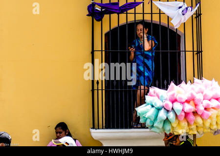 Frau Beobachten der Festlichkeiten von Ostern in Antigua, Guatemala. Stockfoto