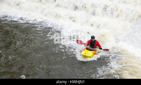 Kanufahren auf dem Fluss Irwell, Bury, Lancashire Stockfoto