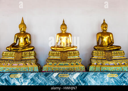 Zeile des Betens goldenen Buddha-Statuen im Tempel Wat Pho (Tempel des liegenden Buddha) in Bangkok, Thailand Stockfoto