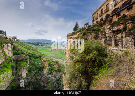 Panoramablick von der Puente Nuevo New Bridge in Ronda, Spanien mit ländlichen Landschaft Stockfoto