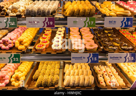 Schalen von frisch gebackene Donuts zum Verkauf an Mister Donut stehen im Central Festival Mall, Phuket, Thailand Stockfoto