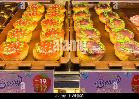 Schalen von frisch gebackene Donuts zum Verkauf an Mister Donut stehen im Central Festival Mall, Phuket, Thailand Stockfoto