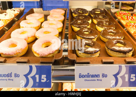 Schalen von frisch gebackene Donuts zum Verkauf an Mister Donut stehen im Central Festival Mall, Phuket, Thailand Stockfoto