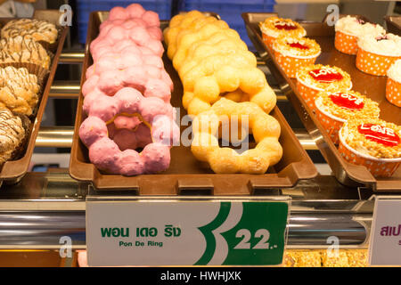 Schalen von frisch gebackene Donuts zum Verkauf an Mister Donut stehen im Central Festival Mall, Phuket, Thailand Stockfoto