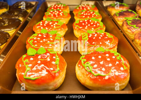 Schalen von frisch gebackene Donuts zum Verkauf an Mister Donut stehen im Central Festival Mall, Phuket, Thailand Stockfoto