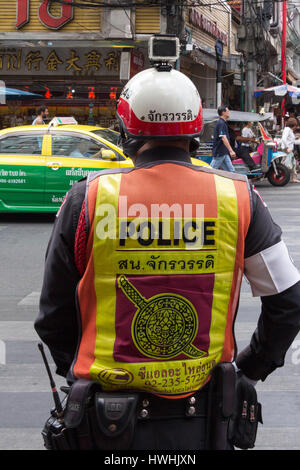 Polizist in Chinatown, Bangkok im Dienst mit Go Pro Kamera fest auf seinem Helm Stockfoto