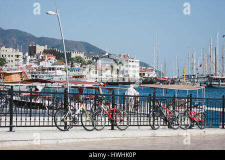 MARMARIS, Türkei - 11.September Ansicht von Marmaris in 2012 mit Fahrrädern auf Vorburg Plan und Schiffe Buildins und Berge im Hintergrund Stockfoto