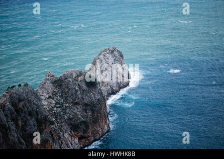 Steilen Hänge des Kap jilvarda südlichen Teil von Alanya Castle Rock mit Resten der alten Kloster, türkisfarbene Meer und Wellen Stockfoto