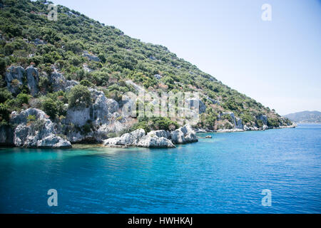 Versunkene Stadt Kekova in der Bucht von uchagiz Blick vom Meer in der Provinz Antalya in der Türkei mit greepn turqouise Meer Felsen und Büschen Stockfoto