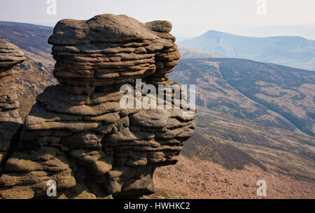 Verwitterte Mühlstein Grit Felsen auf Klingeln Roger auf Kinder Scout in Derbyshire Peak District, mit Blick auf Edale und Lose Hill Stockfoto