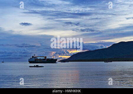 Cairns an der ersten Ampel Sonntag mit der Sonne hinter die Landzunge und die Hügel auf der östlichen Seite des Trinity Inlet Stockfoto