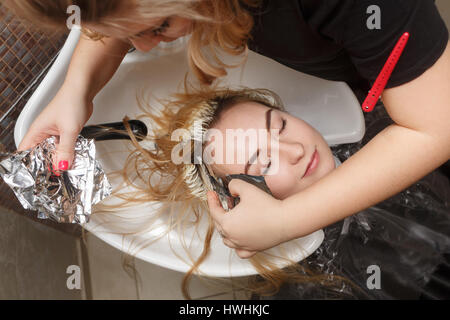 Professioneller Friseur wäscht Kopf des Kunden nach dem Haare färben. Schönheitssalon. Stockfoto
