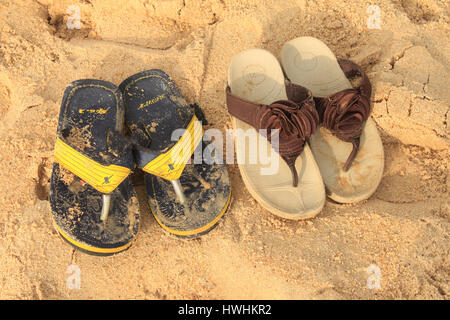 Mann und Frau die Schuhe nass und sandig auf dem Strandsand Stockfoto