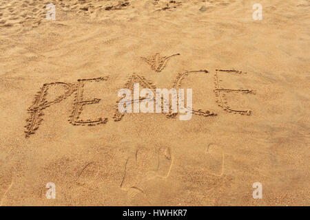 Wort-Frieden auf Sand geschrieben. Goa, Indien Stockfoto