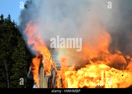 Haus vollständig in Flammen verschlungen Stockfoto