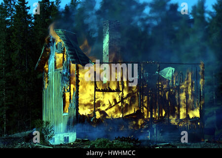 Haus vollständig in Flammen verschlungen Stockfoto