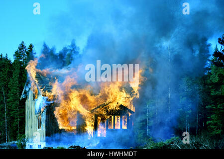 Brennenden Haus. Haus vollständig in Flammen verschlungen Stockfoto