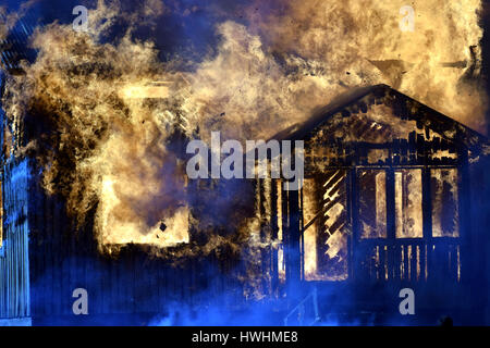 Nahaufnahme des brennenden Hauses. Stockfoto