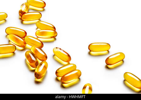 Viele Kapseln Omega 3 verstreut auf weißem Hintergrund. Ansicht von oben, hochauflösende Produkt. Health care Konzept. Stockfoto