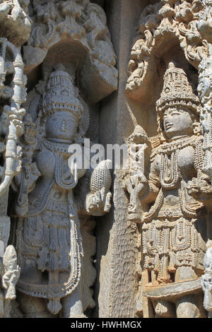 Nahaufnahme der beiden Gottheiten auf zwei Ecke Wandpaneel unter Eves am Schrein Außenwand im Chennakesava Tempel, Hoysala Architektur an Somnathpur, Karna Stockfoto