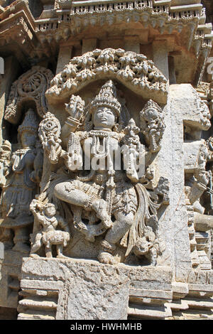 Nahaufnahme der Göttin Nritya Lakshmi Skulptur unter Eves am Schrein Außenwand im Chennakesava Tempel, Hoysala Architektur, Somanathpur, Karnataka Stockfoto