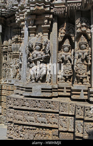 Schließen Sie sich der Skulptur der Göttin Saraswati im Chennakesava Tempel, Hoysala Architektur an Somnathpur, Karnataka, Indien Stockfoto