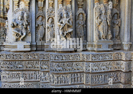 Detaillierte, Stein Schnitzereien an Schrein Wand verziert. Reliefskulptur Darstellung Götter und Göttin, Schwan, Makara (imaginäre Tier), hinduistischen Puranas, bei der Stockfoto