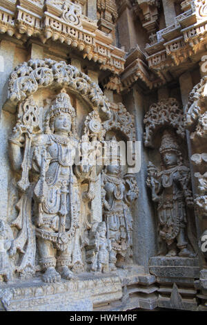 Detaillierte, Stein Schnitzereien an stellate Schrein Wand, Reliefskulptur Darstellung Götter und Göttin, der Tempel Chennakesava Hoysala Architectur verziert Stockfoto