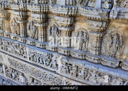 Nahaufnahme eines Wandreliefs, Guß Fries im Tempel Chennakesava Hoysala Architektur, Somanathpur, Karnataka, Indien Stockfoto