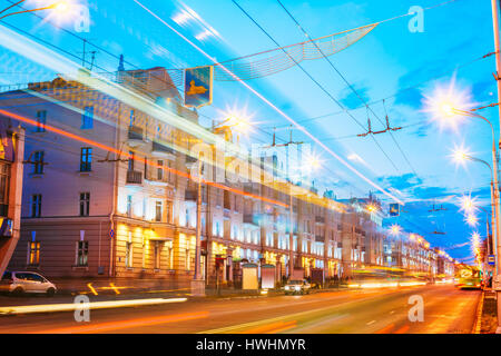 Gomel, Weißrussland. Geschwindigkeit-Verkehr und Licht Trails auf Lenin Avenue In Abend und Nacht. Straße in der Nacht bei Langzeitbelichtung Stockfoto