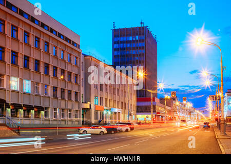 Gomel, Weißrussland. Geschwindigkeit-Verkehr und Licht Trails auf Lenin Avenue In Abend und Nacht. Straße in der Nacht bei Langzeitbelichtung Stockfoto