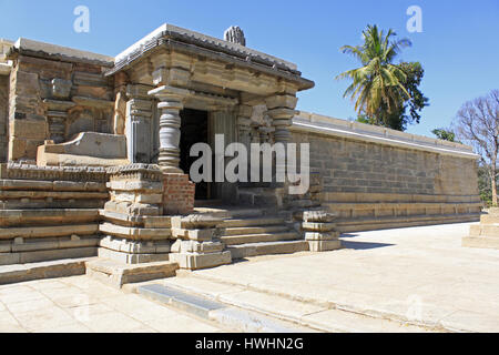 Seitenansicht des Ostens gegenüber Haupttor der Hoysala Architektur, Somanathpur, Chennakesava Tempel, Karnataka, Indien Stockfoto