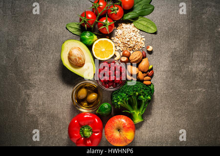 Auswahl an gesunde Ernährung mit Gemüse und Obst. Gesunde Ernährung Lebensmittel für Herz, Cholesterin und Diabetes. Stockfoto