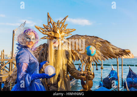 Venedig, Italien - 25. Februar 2017: unbekannte verschleierte paar an der Karneval von Venedig. Der Karneval von Venedig ist ein jährliches Festival, weltberühmt Stockfoto