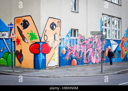 Ein Junge geht vorbei an einem Wandbild in Berlin, Deutschland. Stockfoto