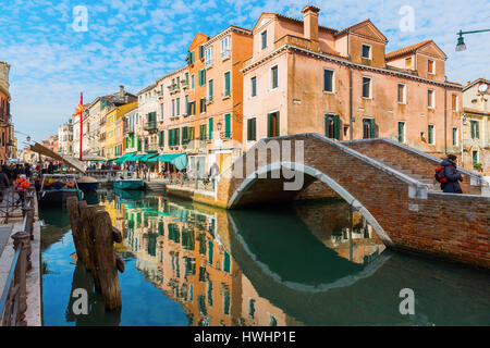 Venedig, Italien - 27. Februar 2017: malerischen Kanal in Venedig mit unbekannten Menschen. Venedig ist weltweit bekannt für die Schönheit seiner Einstellungen, ein Teil Stockfoto