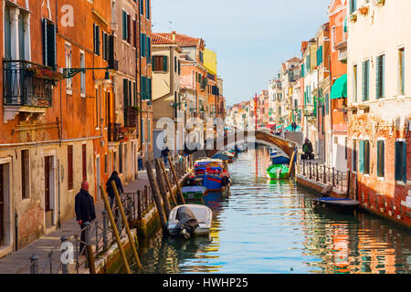 Venedig, Italien - 27. Februar 2017: malerischen Kanal in Venedig mit unbekannten Menschen. Venedig ist weltweit bekannt für die Schönheit seiner Einstellungen, ein Teil Stockfoto