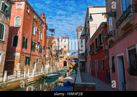 Venedig, Italien - 27. Februar 2017: malerischen Kanal in Venedig mit unbekannten Menschen. Venedig ist weltweit bekannt für die Schönheit seiner Einstellungen, ein Teil Stockfoto