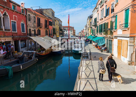 Venedig, Italien - 27. Februar 2017: malerischen Kanal in Venedig mit unbekannten Menschen. Venedig ist weltweit bekannt für die Schönheit seiner Einstellungen, ein Teil Stockfoto