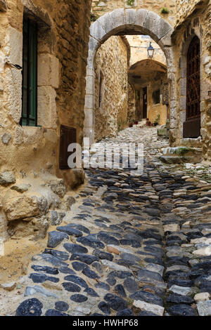 Frankreich, Ardeche, Saint Montan, Straße im Dorf Stockfoto