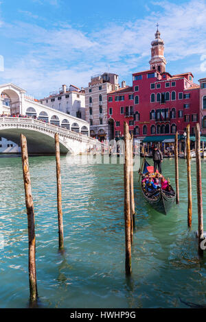 Venedig, Italien - 27. Februar 2017: Rialto-Brücke an der Grand Canale mit unbekannten Menschen. Venedig ist weltweit bekannt für die Schönheit seiner Einstellungen, Stockfoto