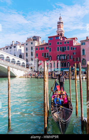 Venedig, Italien - 27. Februar 2017: Rialto-Brücke an der Grand Canale mit unbekannten Menschen. Venedig ist weltweit bekannt für die Schönheit seiner Einstellungen, Stockfoto