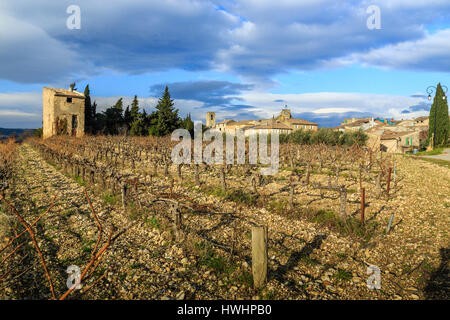 Frankreich, Vaucluse, Buisson, das Dorf und die Côtes-du-Rhône-Weinberg im winter Stockfoto