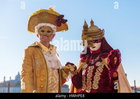 Venedig, Italien - 25. Februar 2017: unbekannte verschleierte paar an der Karneval von Venedig. Der Karneval von Venedig ist ein jährliches Festival, weltberühmt Stockfoto