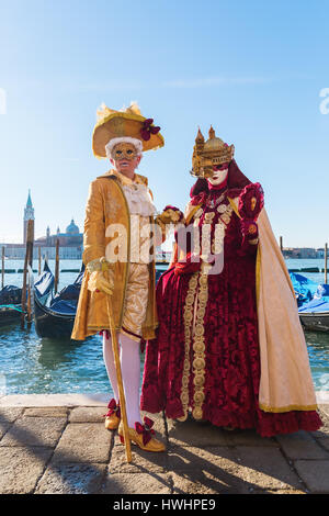 Venedig, Italien - 25. Februar 2017: unbekannte verschleierte paar an der Karneval von Venedig. Der Karneval von Venedig ist ein jährliches Festival, weltberühmt Stockfoto