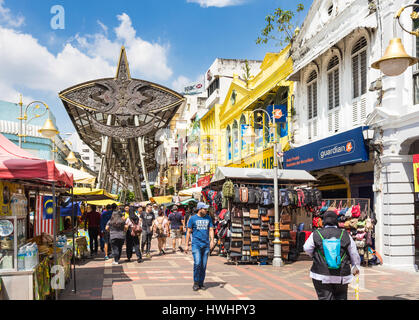 KUALA LUMPUR, MALAYSIA - 14. Januar 2017: Menschen Fuß entlang der Kasturi Weg und der Zentralmarkt im Herzen von Kuala Lumpur Chinatown im Buchladen Stockfoto