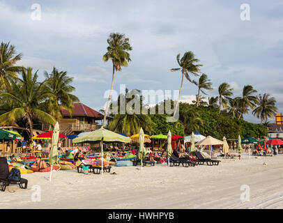 LANGKAWI, MALAYSIA - 21. Januar 2015: Touristen genießen Sie einen Drink in einer Strandbar entlang Pantai Cenang Beach auf der Insel Langkawi auf der Andamanensee in Ma Stockfoto