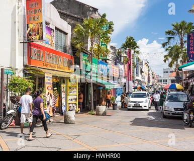 GEORGETOWN, MALAYSIA - 13. November 2016: Die Menschen gehen in die bunten Straßen des historischen Viertels Little India in Georgetown Penang, Malaysia. Stockfoto