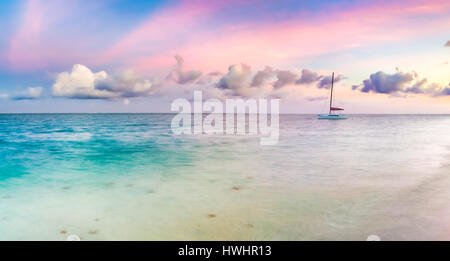 Erstaunliche Pointe d'Esny Strand an der Südostküste von Mauritius bei Sonnenuntergang. Panorama Stockfoto