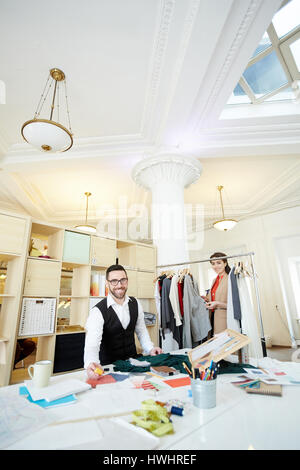 Kleine Gruppe von Modedesigner arbeiten im atelier Stockfoto
